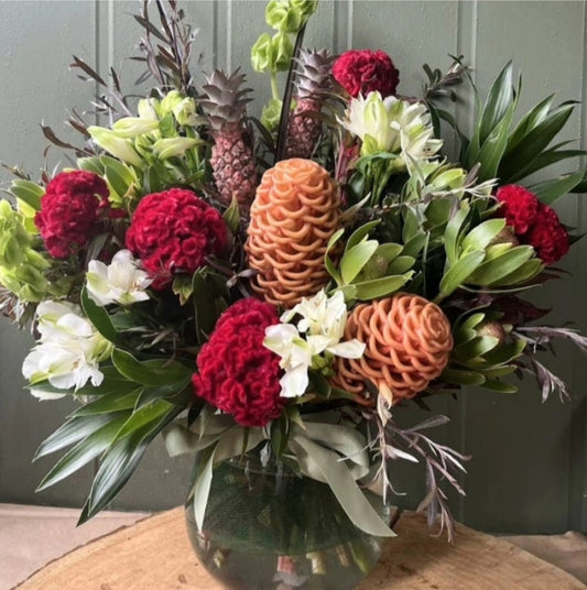 Tropical Christmas Elegance: Transforming Your Holiday Decor with Unique Floral Arrangements
